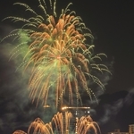 神戸ハーバーランド街開き３０周年を祝って打ち上げられたシークレット花火＝１日夜、神戸市中央区港島１、ポーアイしおさい公園から（撮影・秋山亮太）