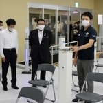 接種会場を視察する斎藤元彦知事（右）＝１日午後、姫路市日出町３