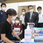 接種会場を視察する斎藤元彦知事（左）＝１日午後、姫路市日出町３
