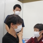 接種会場を視察する斎藤元彦知事（奥）＝１日午後、姫路市日出町３