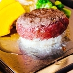 鉄板で焼き上げるハンバーグ。肉のうまみが味わえてジューシー（提供写真）