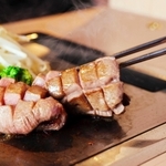 分厚い牛タンステーキ。歯ごたえも堪能できる（提供写真）