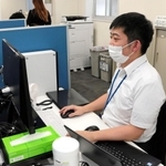 社員の育休１００％をかかげる建設機械業のトモエシステムで、初めて育休をとった海士部豪さん＝神戸市兵庫区大開通７