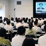 産後パパ育休の説明会に参加する県内企業の人事担当者ら＝神戸市中央区