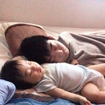 長男の寝かしつけをするトモエシステムの海士部豪さん。同社の男性社員で初めて育休を取った（本人提供）