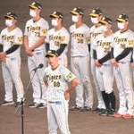 試合後、ファンに向けあいさつする阪神・矢野燿大監督（手前）＝甲子園（撮影・高部洋祐）