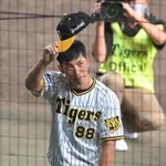 グラウンドから引き揚げる阪神・矢野燿大監督＝甲子園（撮影・高部洋祐）