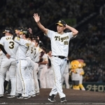 スタンドのファンに手を振る阪神・矢野燿大監督＝甲子園（撮影・飯室逸平）