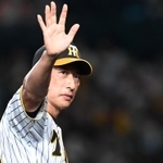 スタンドのファンに手を振る矢野監督（撮影・飯室逸平）
