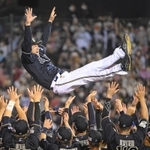 ２連覇を果たし、胴上げされるオリックスの中嶋聡監督＝２日夜、楽天生命パーク宮城（撮影・金田祐二）