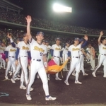 パリーグ連覇と日本一を成し遂げ、場内を一周するオリックスの選手たち＝１９９６年１０月２４日、ＧＳ神戸
