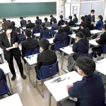 今春の公立高校一般入試で試験の開始を待つ受験生ら＝３月１１日、西宮市内