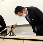 会見で謝罪する摺河学園の摺河祐彦理事長（右）＝３日午後、姫路市豊沢町、姫路女学院中学校・高校