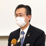 体罰について説明する摺河学園の摺河祐彦理事長＝３日午後、姫路市豊沢町、姫路女学院中学校・高校
