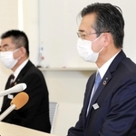 体罰について説明する摺河学園の摺河祐彦理事長（右）と姫路女学院高校の寳谷亮介校長補佐＝３日午後、姫路市豊沢町、姫路女学院中学校・高校