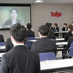 ３年ぶりに対面で開かれたトーホーの内定式。内定者一人一人の意気込みを収めた動画も流した＝３日午後、神戸市東灘区向洋町西５（撮影・秋山亮太）