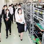 本社工場を見学するグローリーの内定者ら＝３日午後、姫路市下手野１