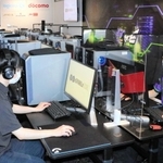 神戸側の会場となるｅスポーツの体験施設「エスパークル・コウベ」＝２０２１年４月、神戸市中央区海岸通