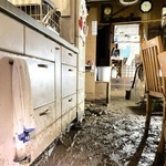 泥が床を覆うキッチン＝９月２８日、静岡県川根本町文沢