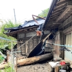 土砂に押し流された離れ。見えているのは２階部分＝９月２８日、静岡県川根本町文沢