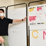 ゲームによって変動する温室効果ガスを示すホワイトボード＝大阪市中央区