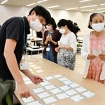 カーボンニュートラルを学ぶカードゲームに取り組む参加者ら＝大阪市中央区