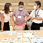 カーボンニュートラルを学ぶカードゲームに取り組む参加者ら＝大阪市北区