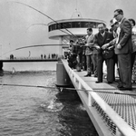 完成した須磨海釣り公園で釣りぞめをする宮崎辰雄神戸市長ら＝１９７６年４月１６日、神戸市須磨区