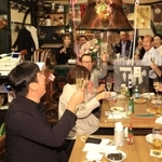 村上春樹さんのノーベル文学賞を願い「来年こそは」と乾杯する店のオーナー山中崇裕さん（左端）とハルキストら＝６日夜、神戸市中央区中山手通２、ピノッキオ（撮影・吉田敦史）