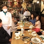 村上春樹さんがノーベル文学賞に選ばれず、落胆するファンの「ハルキスト」と、オーナーシェフの山中崇裕さん（左から２人目）＝６日夜、神戸市中央区中山手通２、ピノッキオ（撮影・吉田敦史）