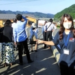 中学２年の時に走って上った避難路で、備えの大切さを伝える川崎杏樹さん（右）＝岩手県釜石市鵜住居町