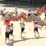 運動会を前に中国の伝統芸能「舞龍」を練習＝神戸市中央区中山手通６