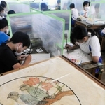 中国の伝統的な画法「工筆画」を学ぶ美術の授業＝神戸市中央区中山手通６