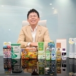 自社商品は「子どもと同じ」と語る川端克宜・社長ＣＥＯ＝東京都千代田区神田司町２、アース製薬本社