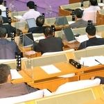 兵庫県議会の本会議場。この１年、無人となっている議員席がある＝２０２１年９月、神戸市中央区下山手通５
