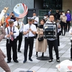 軽快なジャズの音色を響かせる演奏者たち＝８日午前、神戸市中央区加納町４（撮影・鈴木雅之）