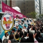 オリックスは阪神・淡路大震災の翌年には日本一に。神戸での優勝パレードでファンに手を振るイチロー選手（奥左端）ら＝１９９６年１１月１７日、神戸市中央区