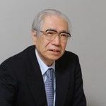 本紙詩壇で約１０万編もの投稿詩を読んできた安水稔和さん。温厚な人柄は広く慕われた＝２０１１年２月、神戸新聞社