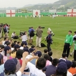 日韓Ｗ杯でイングランド代表の合宿地となり、海外からのメディアが詰めかけた＝兵庫県津名町（現淡路市）、２００２年５月