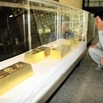 四つ並べられた金塊のレプリカ＝淡路市（２０１０年８月）