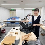 ひょうごレザーを使ったビームスオリジナルのバッグやカーディガン＝姫路市南駅前町