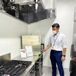 ゴーストキッチンの設備を紹介する瀬尾直弥さん＝丸五商会