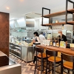 開設を記念し、飲食店関係者らにお披露目された「まるふるキッチン」＝丸五商会