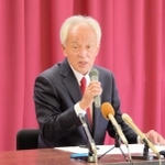 太子町長選への立候補を会見で表明する沖汐守彦氏＝太子町東南、町商工会館