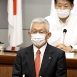 明石市議会で市長辞任や政治活動からの引退することを宣言した明石市の泉房穂市長＝１２日午後４時５４分、明石市中崎１（撮影・小林良多）