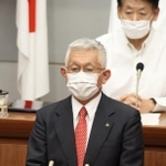 明石市議会で市長退任を表明した泉房穂市長＝１２日午後４時５４分、明石市中崎１（撮影・小林良多）