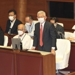 明石市議会で市長退任を表明した泉房穂市長＝１２日午後４時５８分、明石市中崎１（撮影・小林良多）