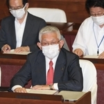 明石市議会に出席した泉房穂市長＝１２日午後３時００分、明石市中崎１（撮影・小林良多）