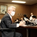 退任を決めた理由や今後の政治活動について、記者会見で説明する明石市の泉房穂市長＝１２日午後、明石市中崎１（撮影・小林良多）