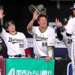 ＣＳファイナルステージ初戦で７回裏、本塁打を放った吉田（７）を迎えるオリックスナイン＝１０月１２日、京セラドーム